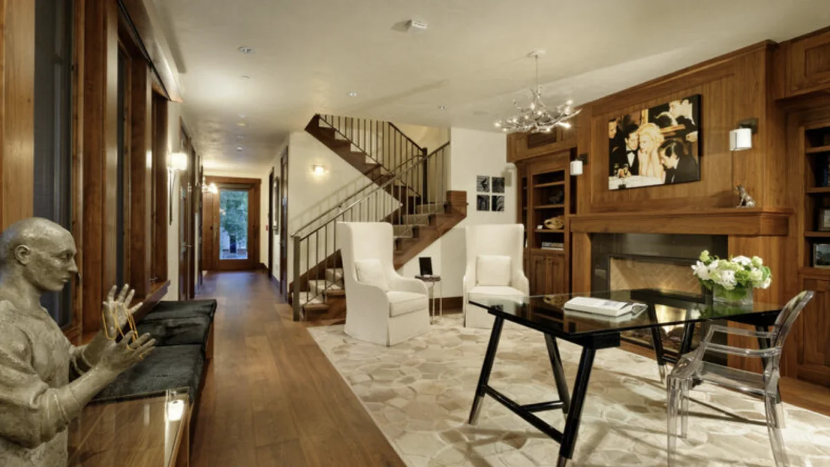 719 E Hopkins