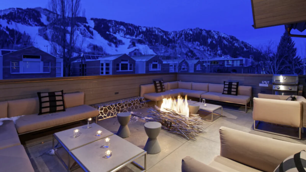 719 E Hopkins