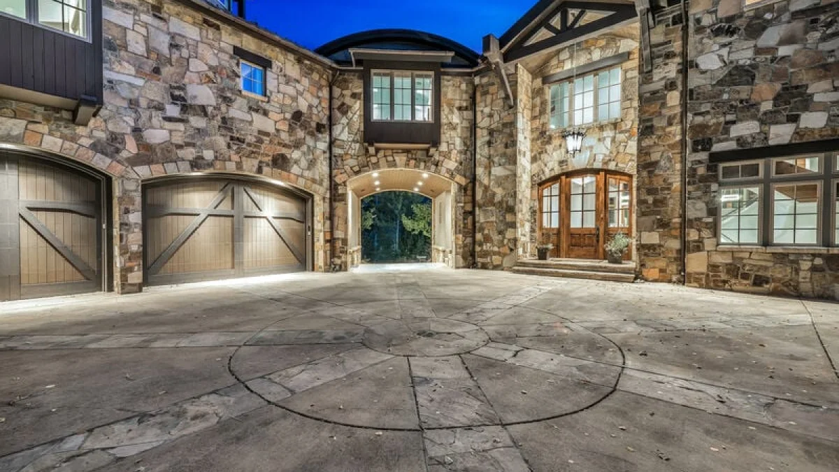 Smuggler Manor