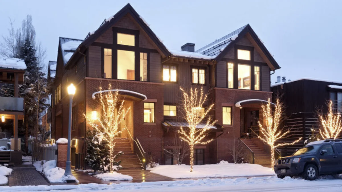 719 E Hopkins