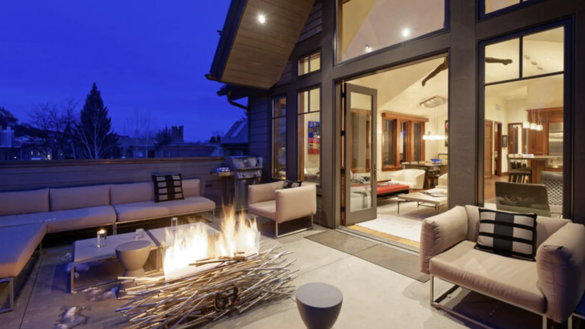 719 E Hopkins